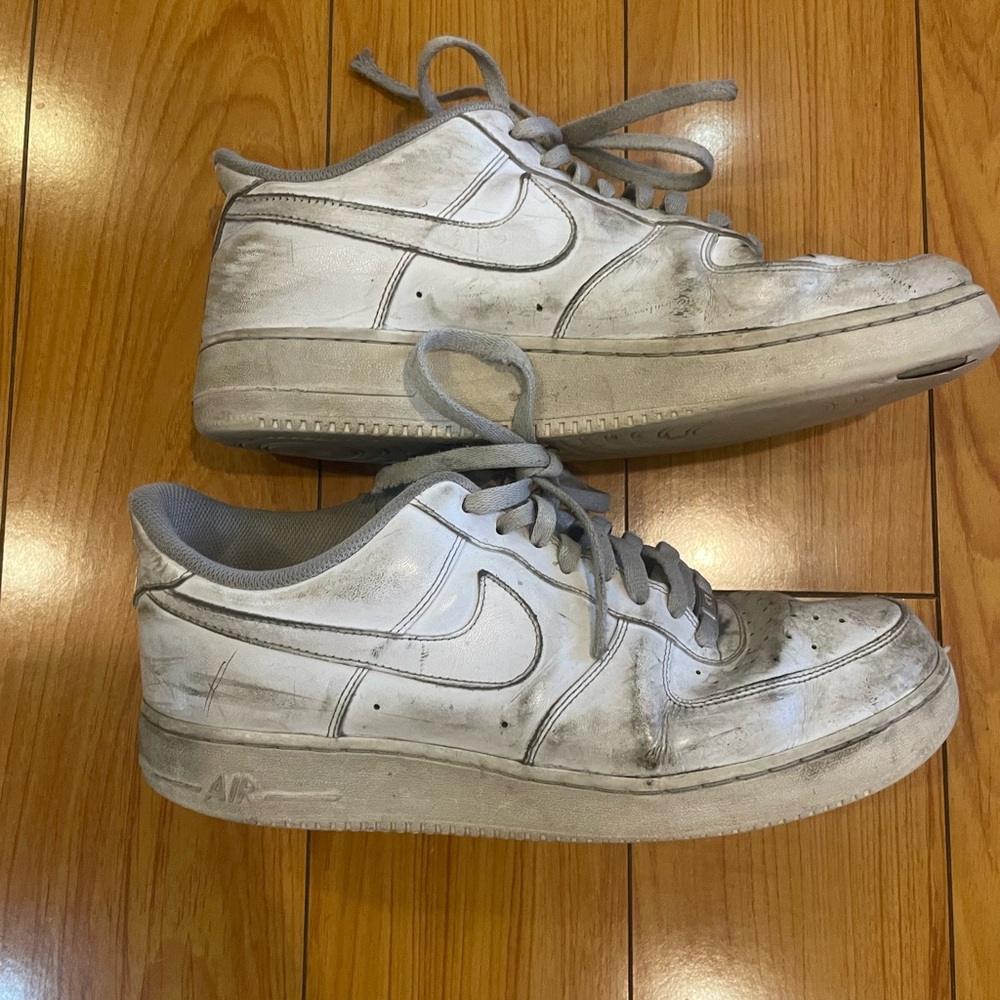 Nike Men’s White and Gray Low-Top Sneakers